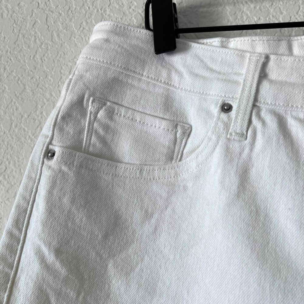 Levi’s Women’s White High Waist Denim Jean Shorts Plus Size 22W - Picture 4 of 11